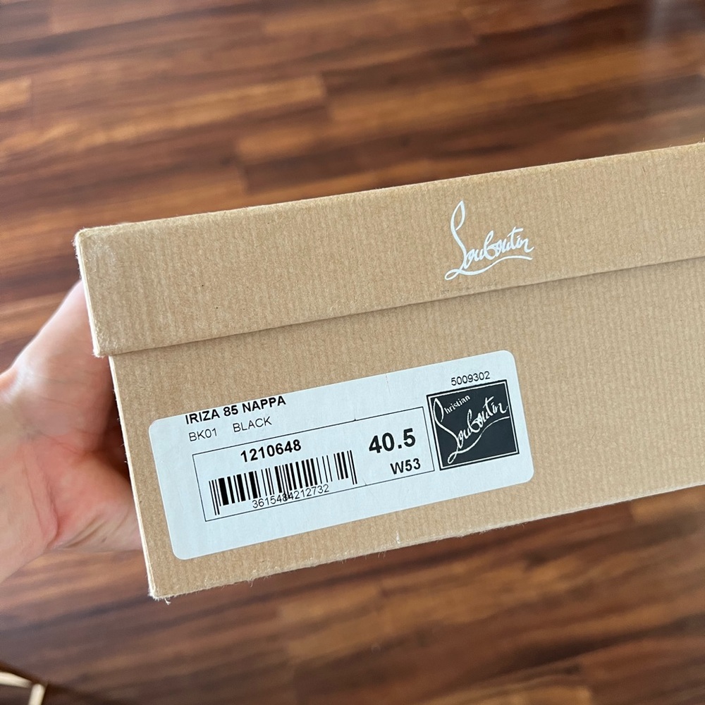 Description
•   Christian Louboutin Leather Pumps
•   Black
•   Pointed-Toes - Picture 10 of 10